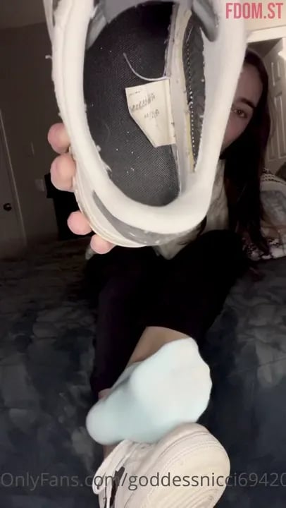 Goddessnicci69420 - Hot Sweaty Feet And Stinky Socks.mp4