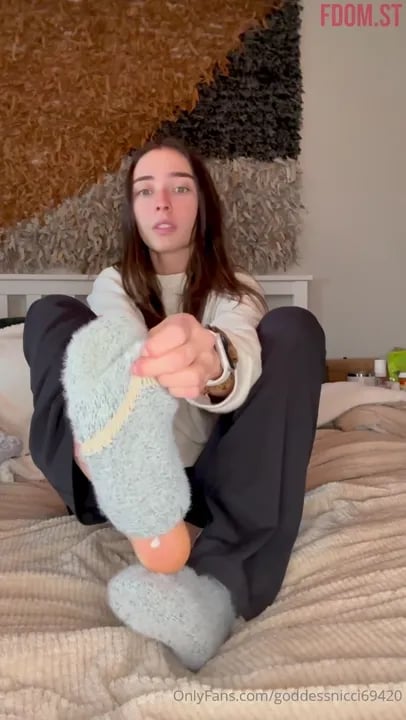 Goddessnicci69420 - Sweaty Stinky Feet Worship Session.mp4